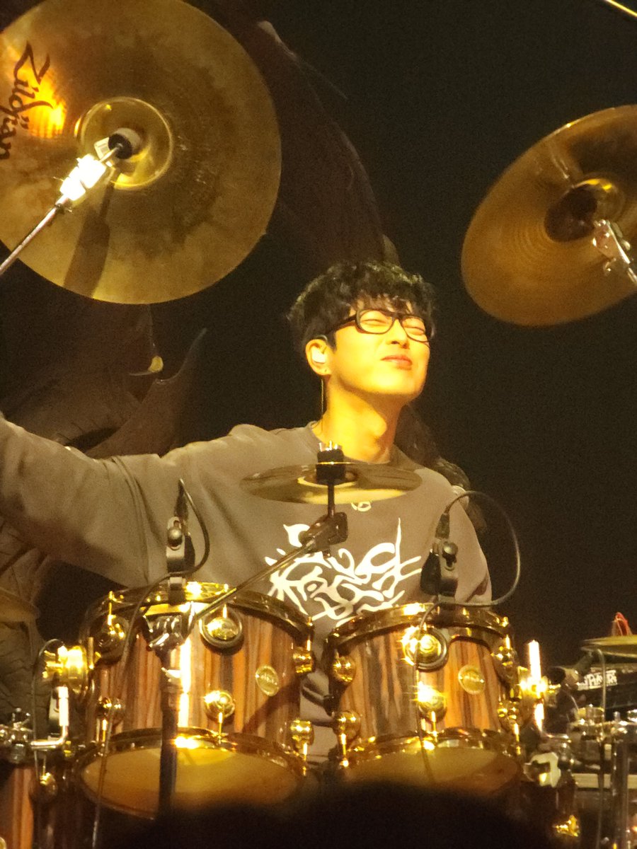 장소와 무대
(다음)

조명 : 조명들이 만들어낸 각기 다른 분위기들은 우리를 매번 완전히 새로운 세계로 데려가 주었다.
조각상들과 조명이 어우러진 전체 스테이지 연출은 정말이지 숨막히게 아름다운 장면들을 연출해냈다.
「Preta」에서 하현우를 소용돌이치는 레이저의 그물망 속에 가두었던 그