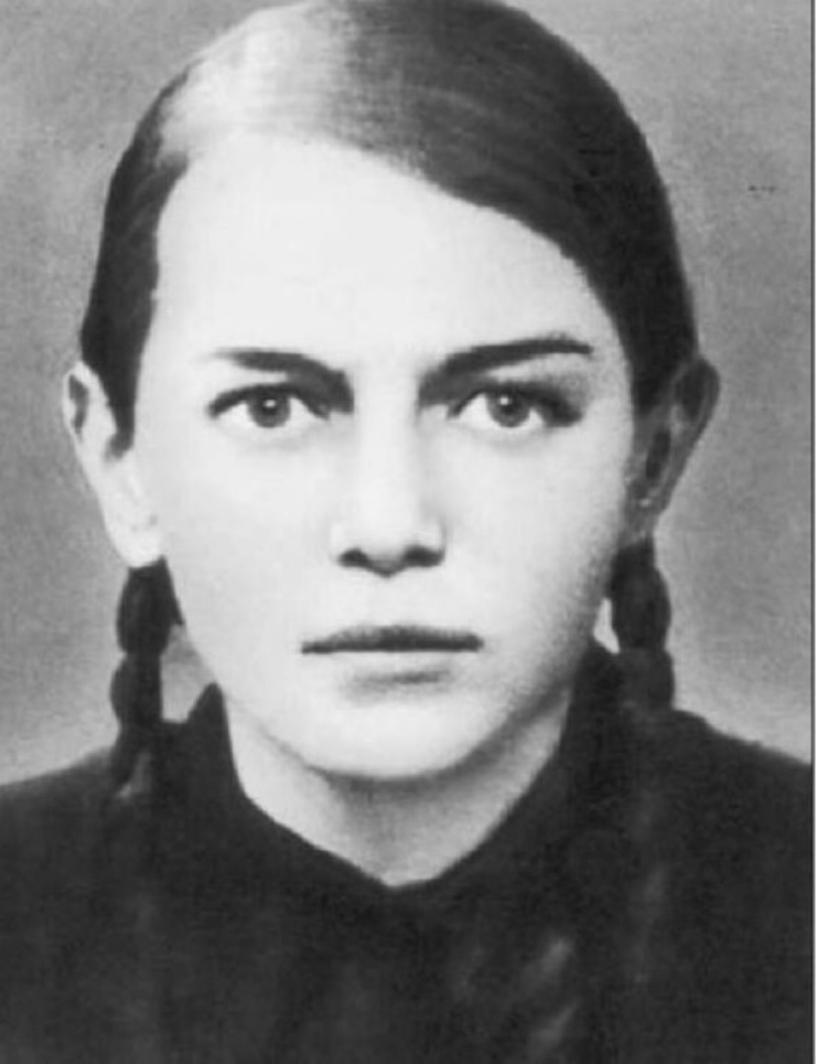 ANPIRomaPosti's tweet photo. Membro del movimento di #ResistenzaBielorusso, #ZinaidaMartynovnaPortnova, spericolata partigiana autrice di azioni temerarie contro l'occupante nazista, venne arrestato dalla #Gestapo ad #Obol. Brutalmente torturata fu infine assassinata il #15gennaio 1944.Aveva solo 17 anni. https://t.co/pBbpLJtpXY