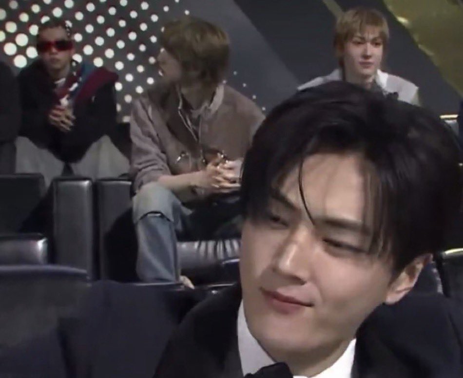 jenyeonluviy's tweet image. don’t look behind u jay….