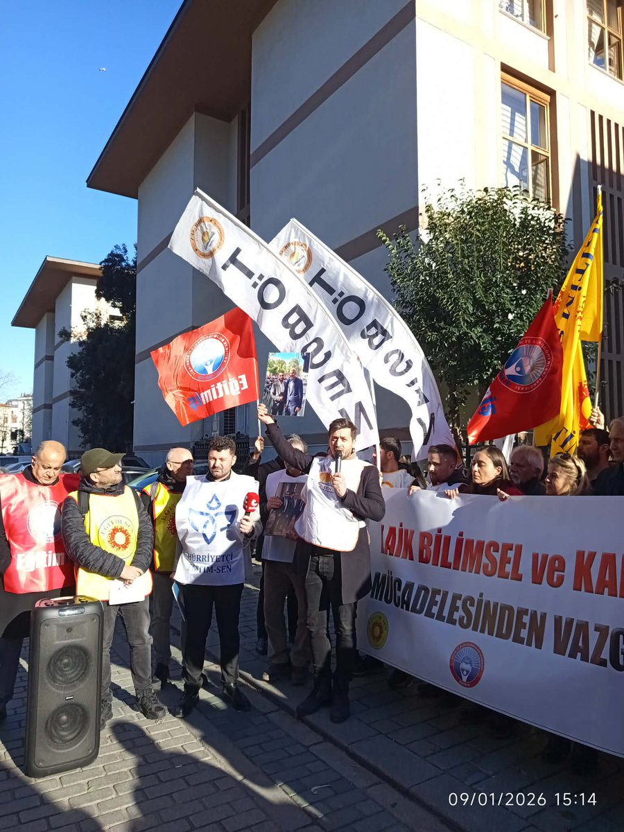 sendikatobsen's tweet photo. Tüm Öğretmenler Birliği Sendikası (TÖBSEN) olarak yaklaşık bir yıldır kamuoyuna teşhir ettiğimiz gerici fenomen öğretmen konusunda, İstanbul İl Milli Eğitim Müdürlüğü önünde ortak basın açıklaması gerçekleştirdik.

Açıklamamız, Bağcılar’da görev yapan bir öğretmenin yürüttüğü ideolojik faaliyetlere karşı yapılmıştır.

İstanbul İl Milli Eğitim Müdürlüğünü ve Milli Eğitim Bakanlığını göreve davet ediyoruz, sürecin takipçisi olacağız.

@serkanbebek61 @istanbulilmem @BagcilarMem @tcmeb