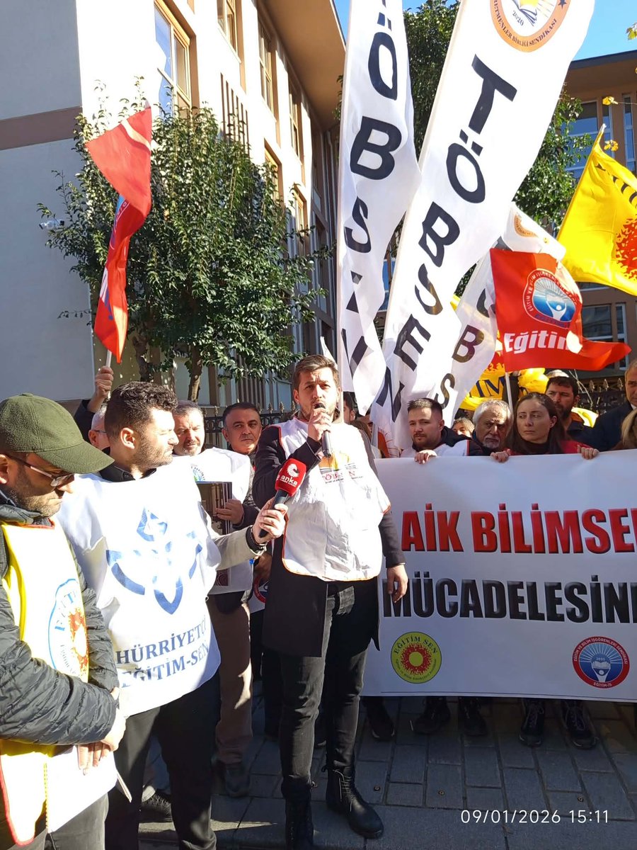 sendikatobsen's tweet photo. Tüm Öğretmenler Birliği Sendikası (TÖBSEN) olarak yaklaşık bir yıldır kamuoyuna teşhir ettiğimiz gerici fenomen öğretmen konusunda, İstanbul İl Milli Eğitim Müdürlüğü önünde ortak basın açıklaması gerçekleştirdik.

Açıklamamız, Bağcılar’da görev yapan bir öğretmenin yürüttüğü ideolojik faaliyetlere karşı yapılmıştır.

İstanbul İl Milli Eğitim Müdürlüğünü ve Milli Eğitim Bakanlığını göreve davet ediyoruz, sürecin takipçisi olacağız.

@serkanbebek61 @istanbulilmem @BagcilarMem @tcmeb
