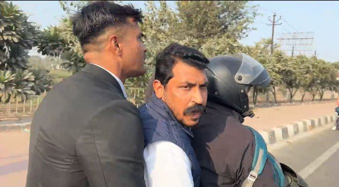 BreakingTubeX's tweet photo. #Meerut : मेरठ के कपसाढ़ गांव में पीड़ित परिजनों से मिलने दिल्ली से निकले यूपी पुलिस ने गाज़ीपुर बॉर्डर पर रोका चंद्रशेखर आज़ाद प्रशासन को चकमा देकर पैदल ही मेरठ एक्सप्रेस-वे की ओर रवाना पकड़ने की कोशिश के दौरान पुलिस पहुंचने से पहले बाइक पर सवार होकर निकले मेरठ एक्सप्रेस-वे और टोल प्लाज़ा पर प्रशासन की सख्त नाकेबंदी |

#Meerut #KapsadVillage #BhimArmy #ChandrashekharAzad #UPPolice