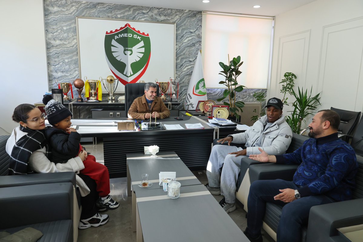 GEÇMİŞ OLSUN MORENO!

Kulüp Başkanımız Nahit Eren ve Yönetim Kurulu üyelerimiz, dün oynanan Çorum FK maçında yüzüne aldığı darbe sonucu yaralanan futbolcumuz Moreno ve ailesini kulübümüzde ağırladı.

Gerçekleşen ziyarette Başkanımız Nahit Eren, Moreno’ya geçmiş olsun dileklerini