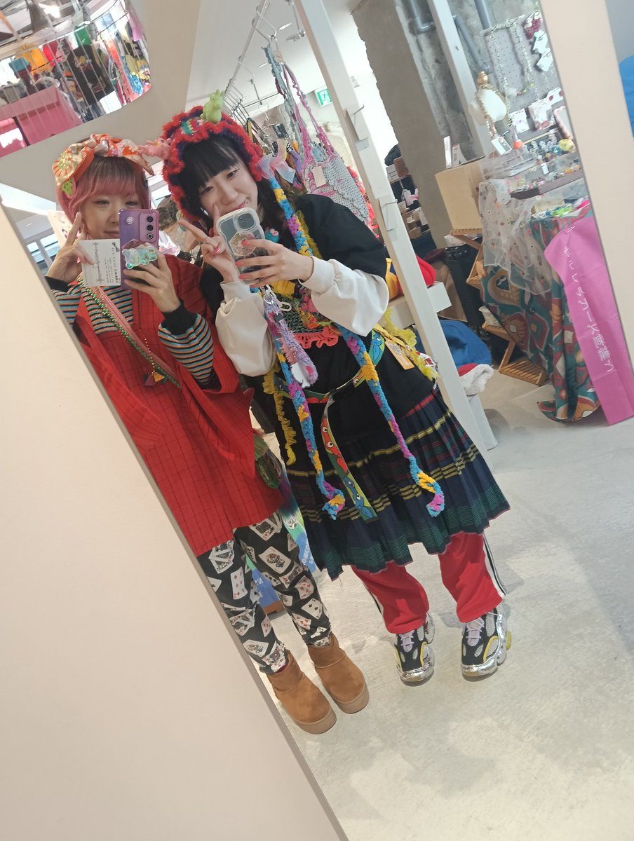 tomooooooo502's tweet photo. 年明け早々、毎年恒例の冬期うつ真っ最中だと思ってたけど、大阪でめっちゃ元気貰って、メンタルの振り幅に戸惑う🫠
面白くてかわいこちゃんたちと楽しく過ごせてうれし🦄ありがたや🦄 https://t.co/xsZszh5yDX