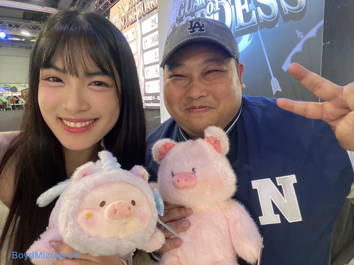 ขอบคุณน้องน้ำมนต์นะค่ะ ที่ซื้อเจ้าตุ๊กตา 
Lulu The Piggy 🐷จากเซี่ยงไฮ้ มาฝาก Benefit งานประมูลแคนวาส น้องน่ารักมากเลย เจ้าหมูบิน ขอบคุณที่แคร์กันนะ นู๋จำได้ว่าพี่ชอบเจ้าม้ายูนิคอร์น 🦄 เลยเอามาให้เป็นคู่กัน ส่วนเจ้าหมีชมพู เหมือนพี่มากคะ 555

#น้ำมนต์ทั้งใจ
#NammonnBNK48 #BNK48