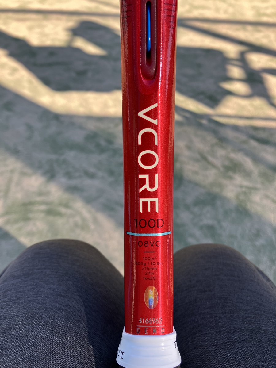 mayz7's tweet photo. VCORE100Dのデモラケを借りた。ガットはポリツアーが45で張ってあった。目が細かいけどスピンがよく掛かるようでバックアウトが少なかった。振り抜き、飛び共に良し。面ブレもなし。100平方インチで重めのラケットが好みの人に合うかも。#vcore https://t.co/W8LbLlRDHn