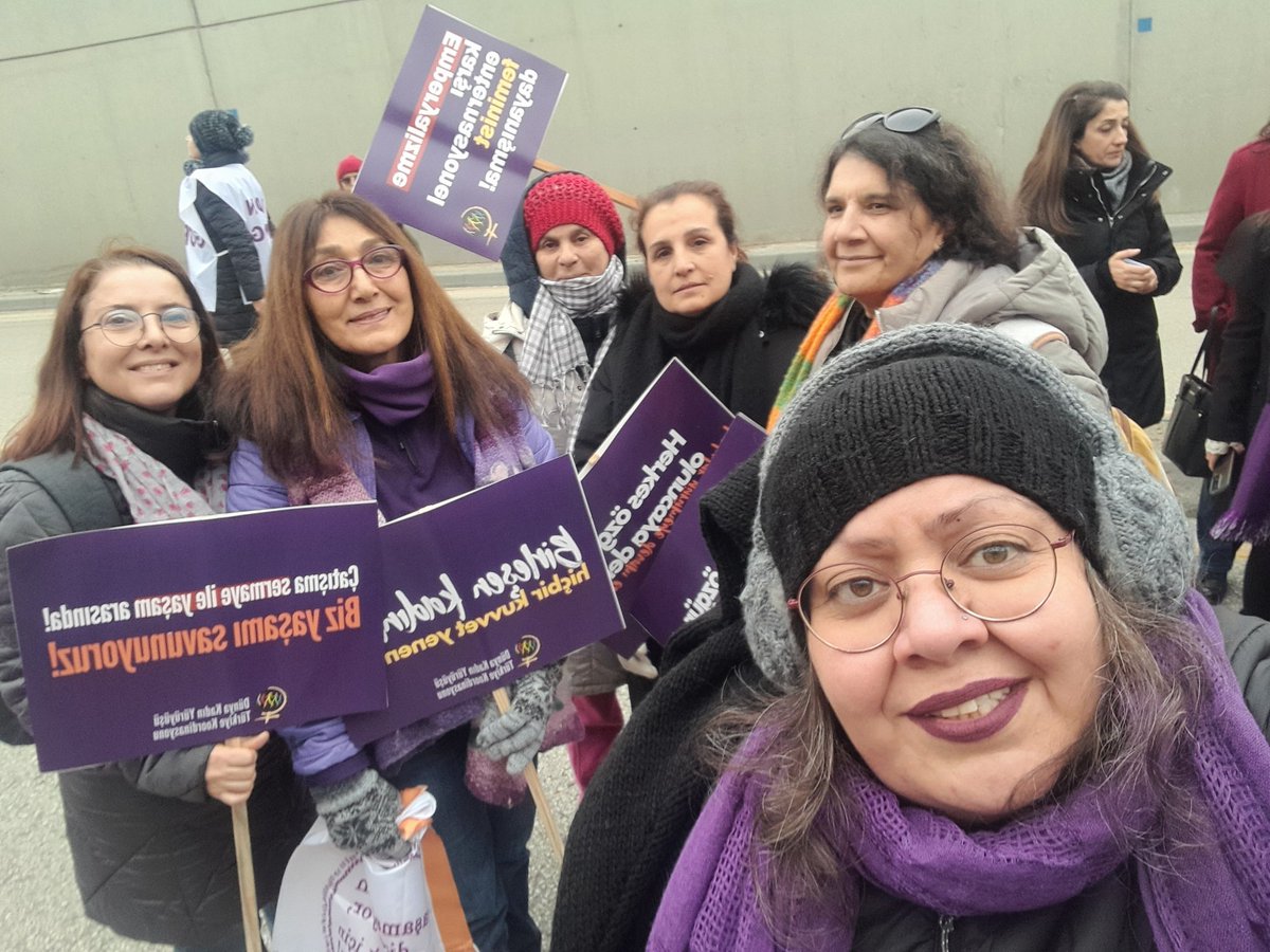 KadinDanisma's tweet image. Erkek şiddetine, eşitsizliğe, sömürüye karşı birbirimizin sesi, nefesi, umuduyuz.
Hayatlarımız bizim, kararlarımız bizim.
Feminist mücadele sokakta!
#KadınMitingi
#YaşasınFeministMücadelemiz