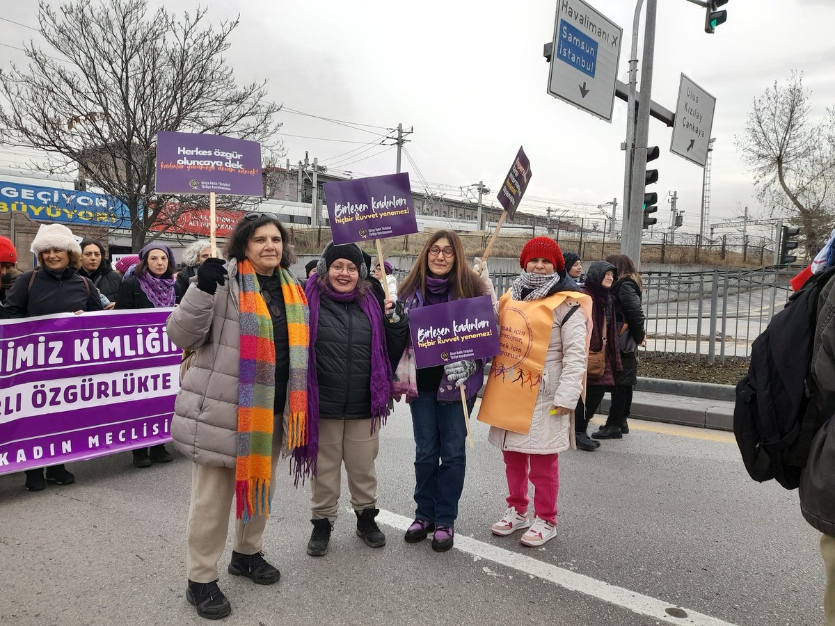 KadinDanisma's tweet image. Erkek şiddetine, eşitsizliğe, sömürüye karşı birbirimizin sesi, nefesi, umuduyuz.
Hayatlarımız bizim, kararlarımız bizim.
Feminist mücadele sokakta!
#KadınMitingi
#YaşasınFeministMücadelemiz