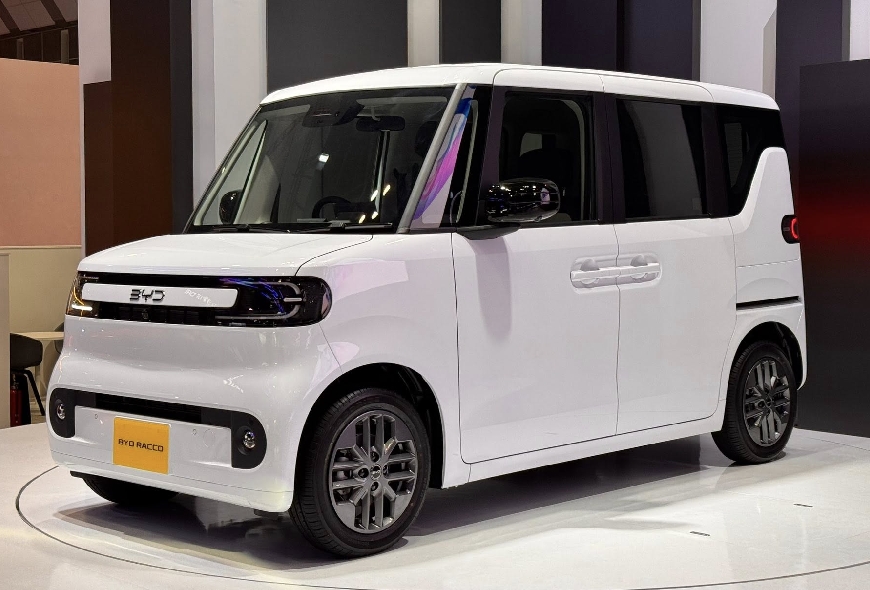 kunisawanet's tweet image. 注・以下、電気自動車嫌いと中国嫌いは読まないでください。オートサロンでBYDの軽自動車『ラッコ』の電池搭載量が公表された。20kWhと30kWh程度の2タイプだという。実用航続距離にして150kmと230kmをイメージして頂ければいいだろう。燃えないし寿命長いLFP（リン酸鉄リチウム電池）のため、30万kmく…