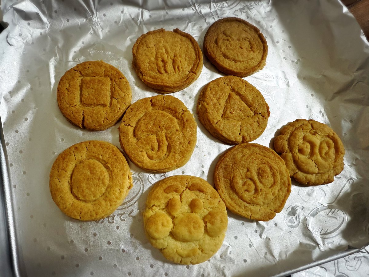 mAmI_S's tweet photo. おちびが20時位に
イカゲームの型抜きのやつやりたいから
クッキーで作って欲しいって言われて
明日にしようって言ったけど今日がいいとのことで
分量適当でクッキー焼いたら膨らみすぎた🤣

○△□☂爪楊枝で頑張った🤣 https://t.co/bzjnjb311q