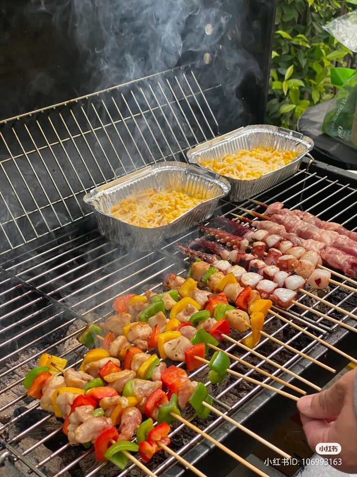 ADHlNATA's tweet image. Dan malam pun tiba, Eyang menyuruh mereka untuk berkumpul di halaman belakang rumah, alat-alat dan bahan-bahan untuk acara malam ini semuanya sudah siap di sana. 

Alat pemanggang dinyalakan dan asap mulai menyebar kemana-mana, semua orang sibuk dengan urusan masing-masing.