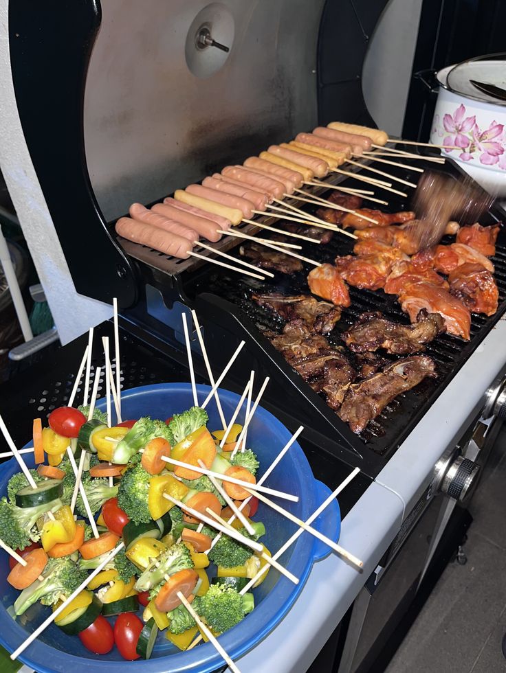 ADHlNATA's tweet image. Dan malam pun tiba, Eyang menyuruh mereka untuk berkumpul di halaman belakang rumah, alat-alat dan bahan-bahan untuk acara malam ini semuanya sudah siap di sana. 

Alat pemanggang dinyalakan dan asap mulai menyebar kemana-mana, semua orang sibuk dengan urusan masing-masing.