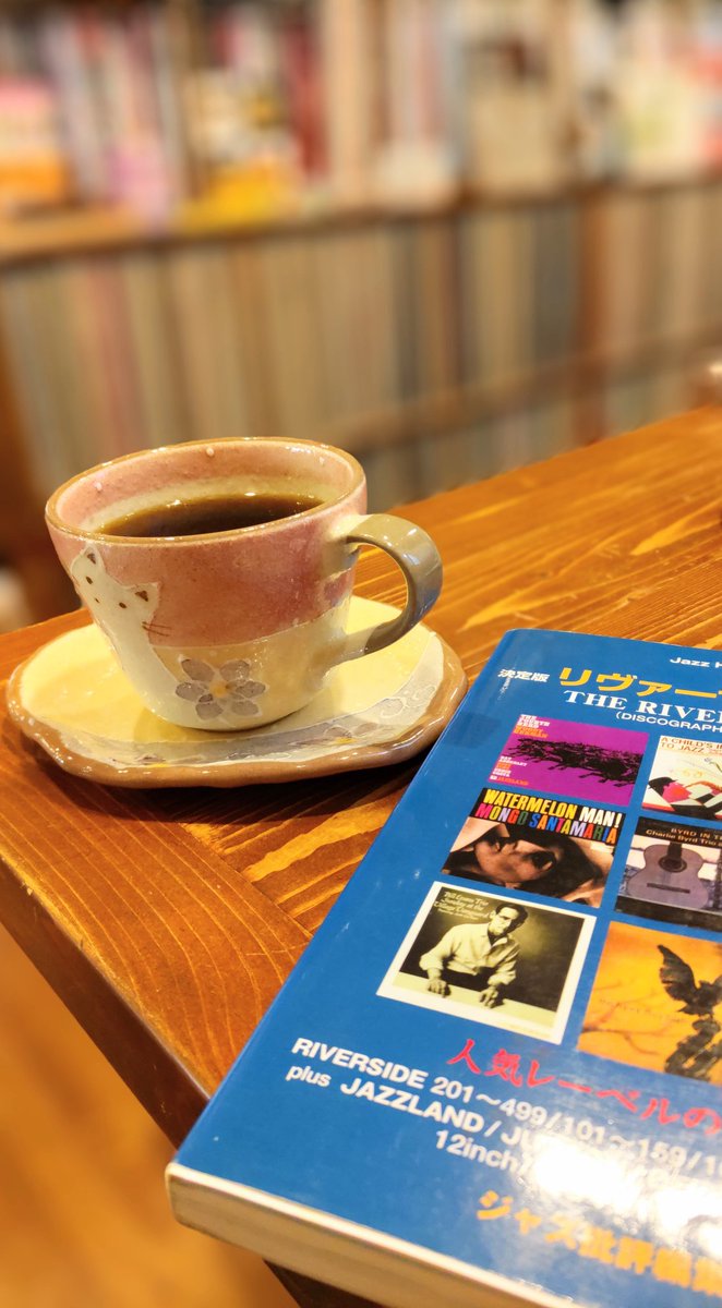 MIKA29038757's tweet image. 今年のサンディさん初め🎶

このコーヒーカップが可愛いのです☕💕

リクエストは、ラリー・ヤングをお願いしました🎹
今日も常連さんで賑やかだった😂

#サンディ
#Soundy
#音楽喫茶
#東村山市
