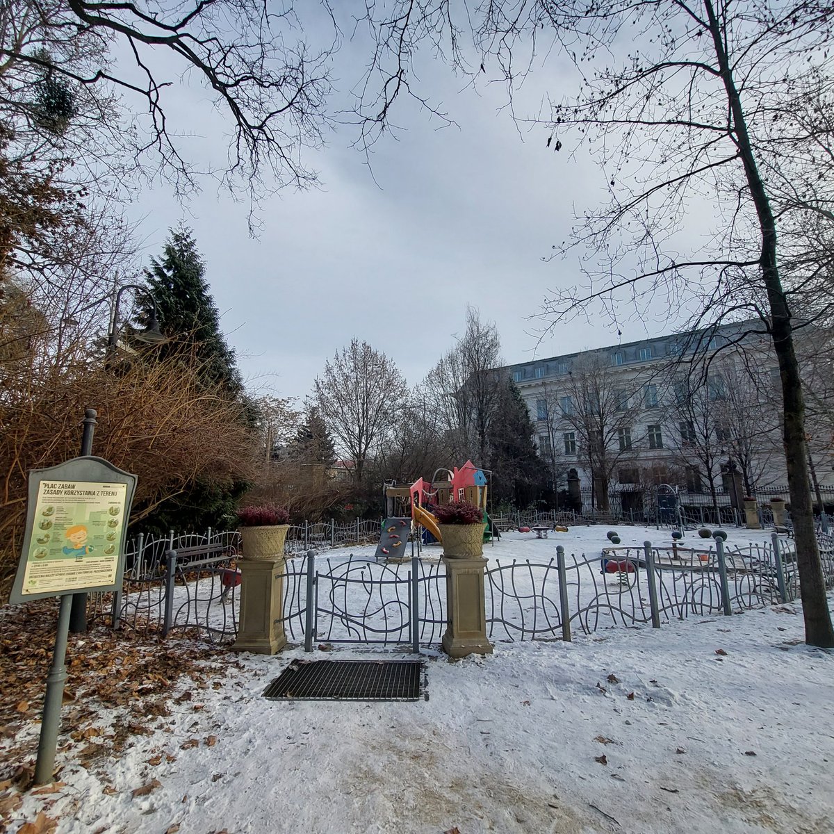 Kilka lat temu ten park zabaw tętnił życiem. Z daleka było słychać gwar i śmiech dzieci. Dziś przychodzi tu tylko dwóch mężczyzn z psem, którego nazywają synkiem. Rzucają  dla zabawy krzyżem, a pies  przynosi go w pysku merdając ogonem i szczekając z ukraińskim akcentem. Polski