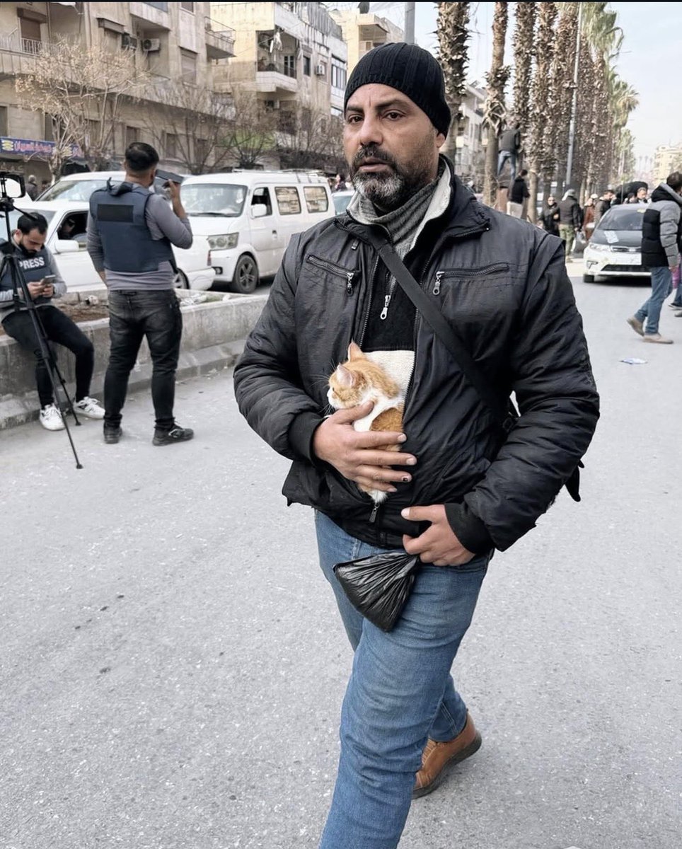 Cudinius2x2YPG_'s tweet photo. Dünyanın dört bir yanından toplanmış Suriye cihatçı terör ordusuna tek bir  kedimizi bile teslim etmeyeceğiz. https://t.co/rskuhproBW