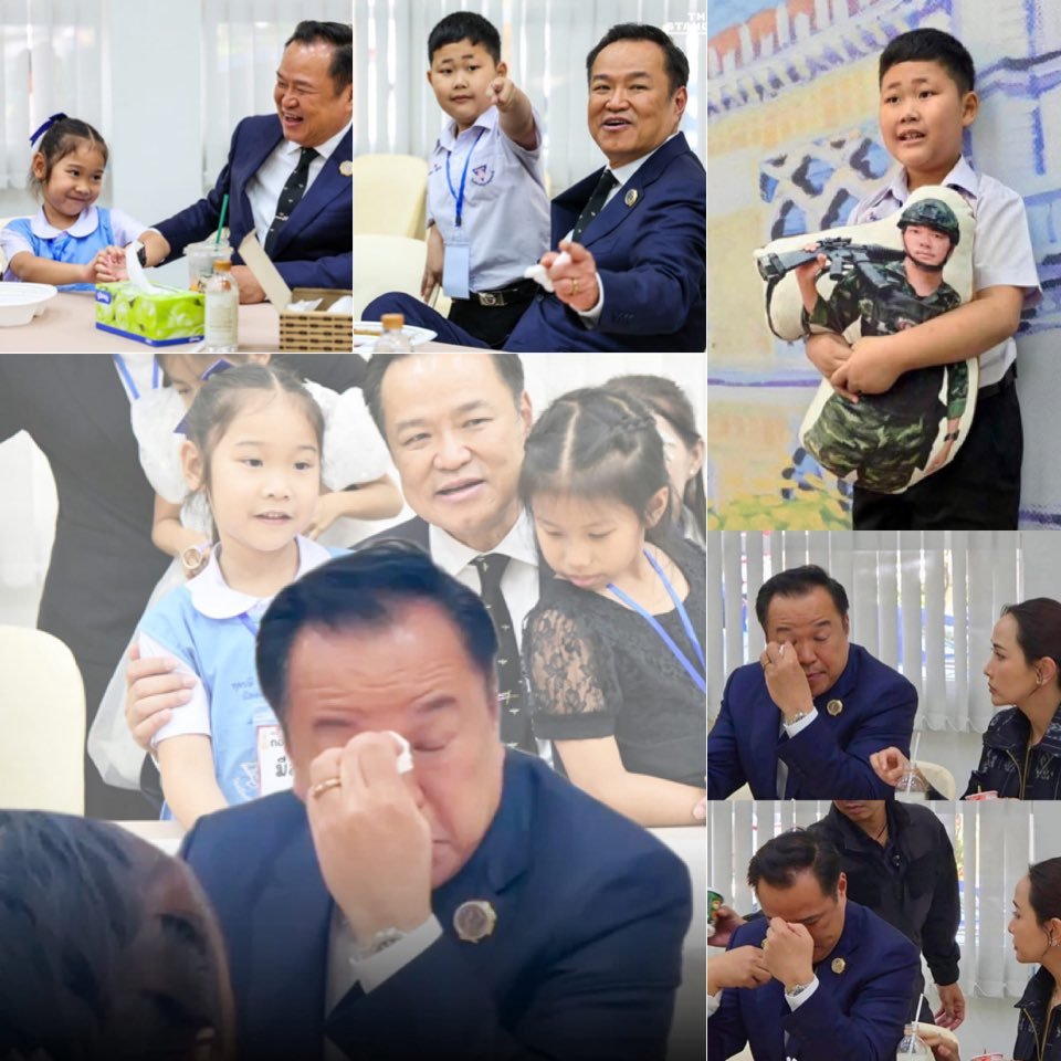 นายกฯ น้ำตาซึม นั่งข้างกับน้องมีตังค์​ ลูกสาวของ​จ่าสิบเอก ศตวรรษ สุจริต​ วีรชนพลีชีพ #ไทยกัมพูชา ร่วมรับประทานอาหาร 21 ครอบครัว จำนวน​ 43 คน​ ที่ทำเนียบรัฐบาล​ “น้องภูผา​”ได้นำหมอนรูปคุณพ่อ​ จ่าจุ้ย​ มาร่วมด้วย​ บอกสั้นๆ ว่า คิดถึงคุณพ่อ​🥹#อนุทิน #วันเด็กแห่งชาติ #วันเด็ก2569