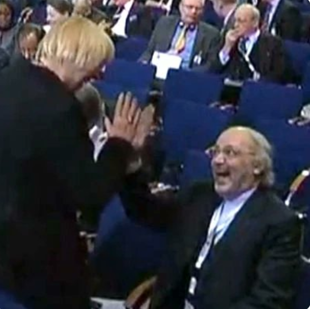 Erinnerung. Die #Grüne Claudia #Roth beim  »High-five«-Abklatschen mit dem damaligen Botschafter des iranischen #Mullah-Regimes, Ali Reza Sheikh Attar, auf der Münchner Sicherheitskonferenz 2013.