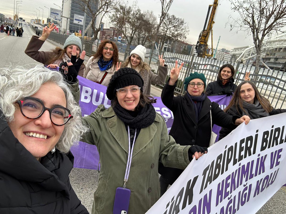 Bugün yaşam hakkımıza, kazanımlarımıza sahip çıkmak, “Buradayız, boyun eğmeyeceğiz!” demek için TTB Kadın Hekimlik ve Kadın Sağlığı Kolu olarak Ankara’daki büyük kadın mitingide biz de vardık  

#10OcakKadınMitingi #6284YasasıUygulansın 
#İstanbulSözleşmesindenVazgeçmiyoruz