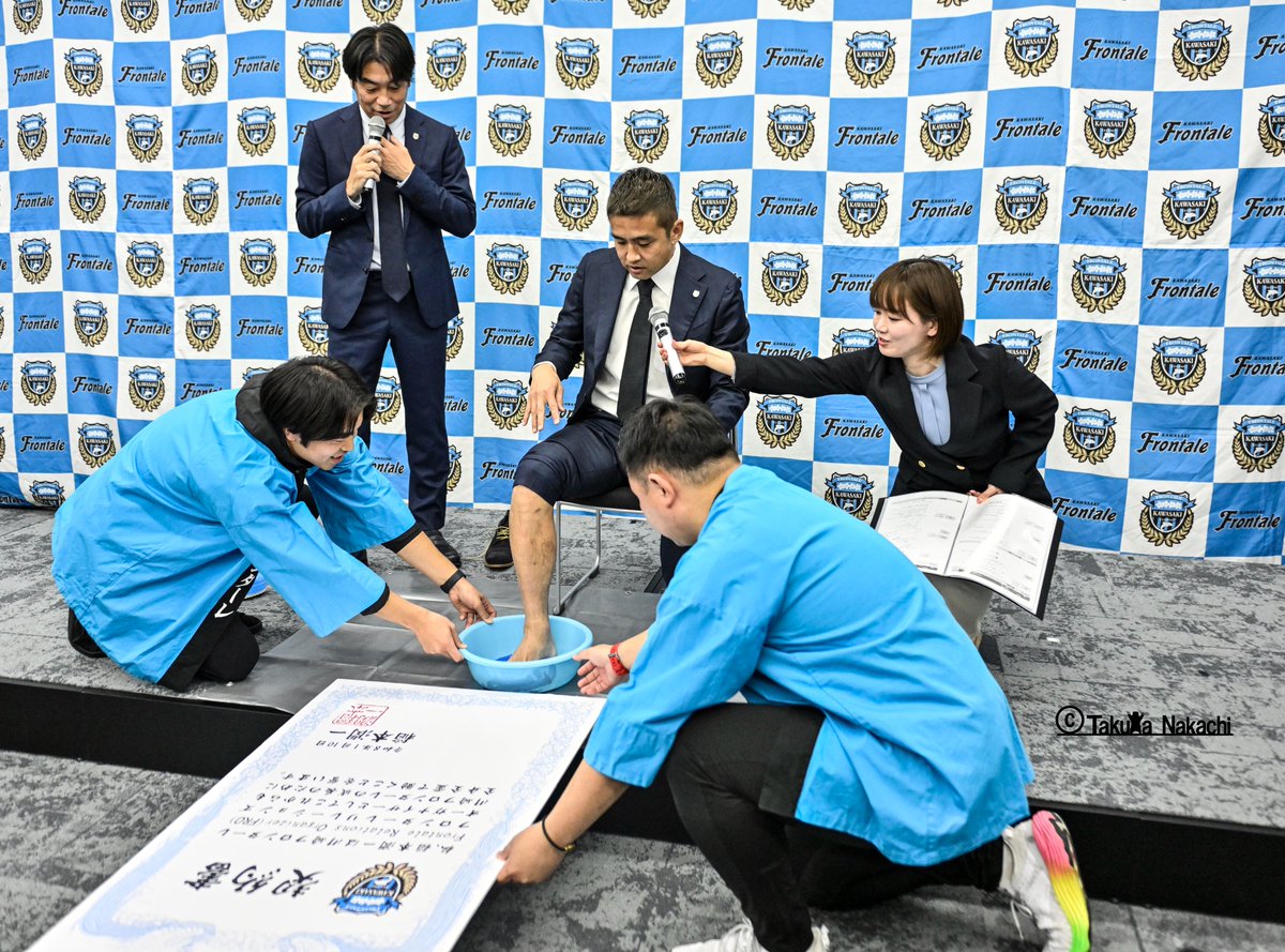 川崎フロンターレ 2代目FRO継承の4枚です！ 1：足にインクを塗る