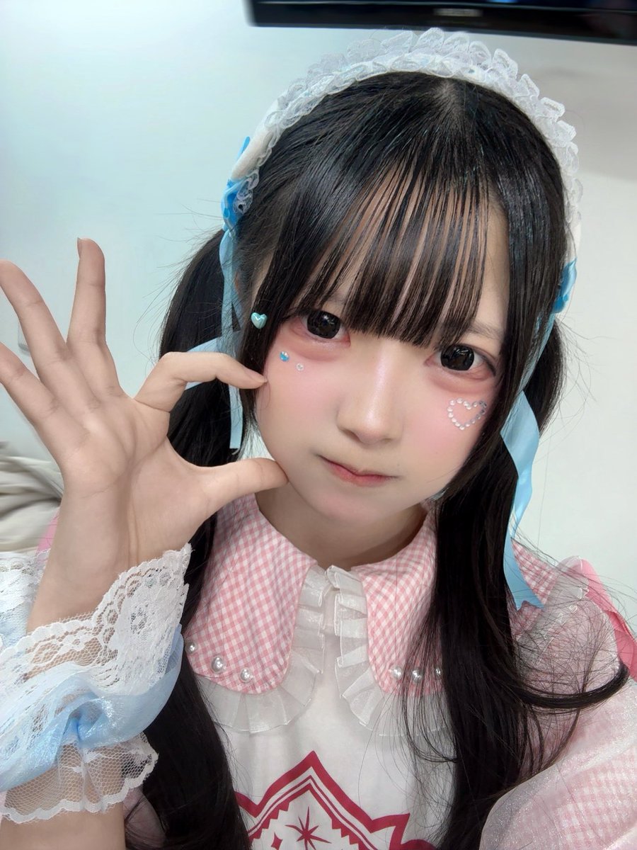 新年初の定期公演ありがとうございました！！🩵
初めての二曲撮可と新体制緊張してたー
いつもより会場盛り上がったのほんとに幸せ(；ω；)ペンライトもありがとう😭
これからのA1もよろしく！

ヘアドレどうですか😼😼😼
#ヒロスク #ヒロインズスクール