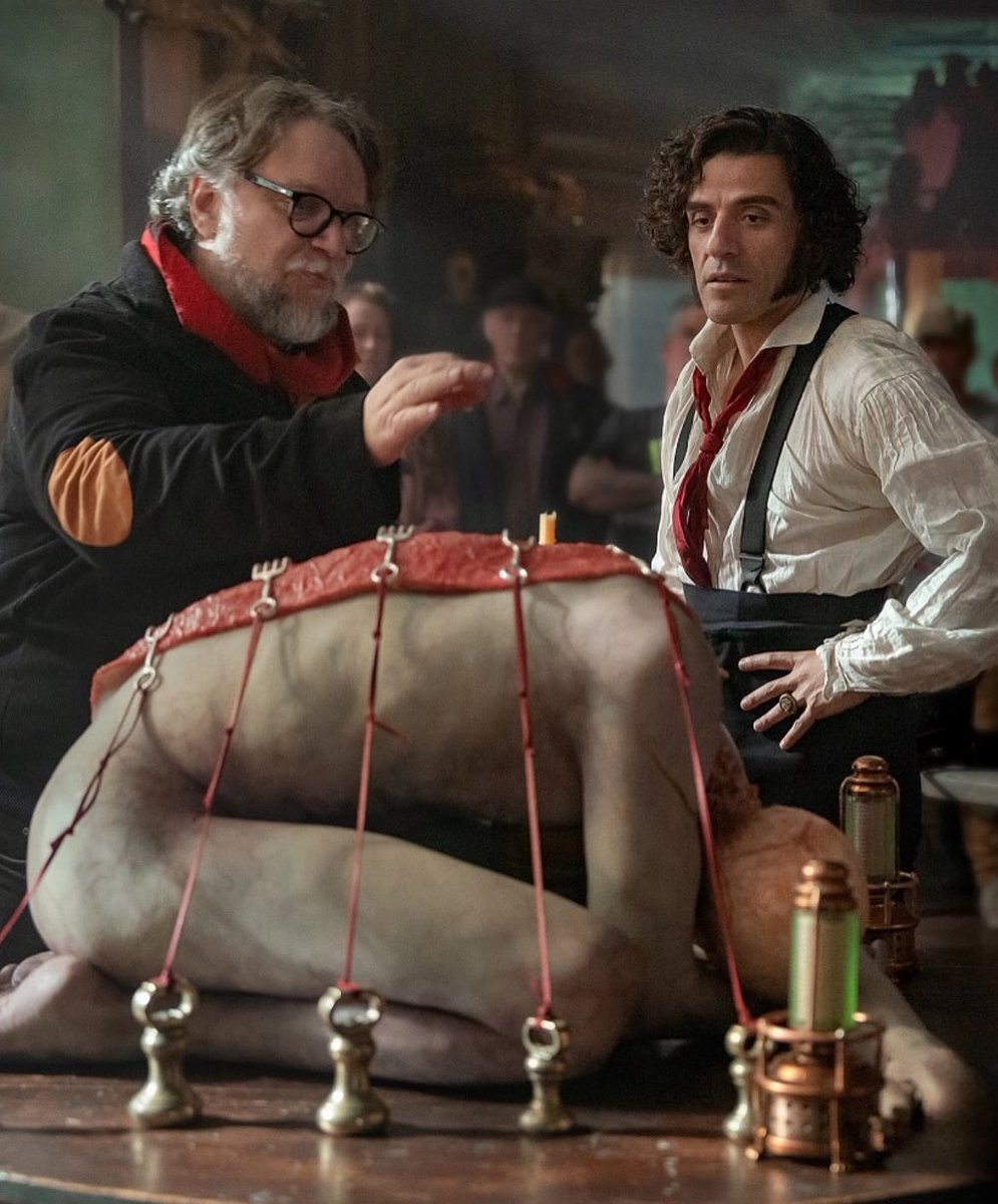 TheCinesthetic's tweet image. Oscar Isaac says he and Guillermo del Toro would only speak to each other in Spanish on the set of ‘FRANKENSTEIN’

"It’s an emotional Mexican melodrama that we made. This is a very European story told in an extremely Latin point of view. At one point I was like, “That is a lot,…
