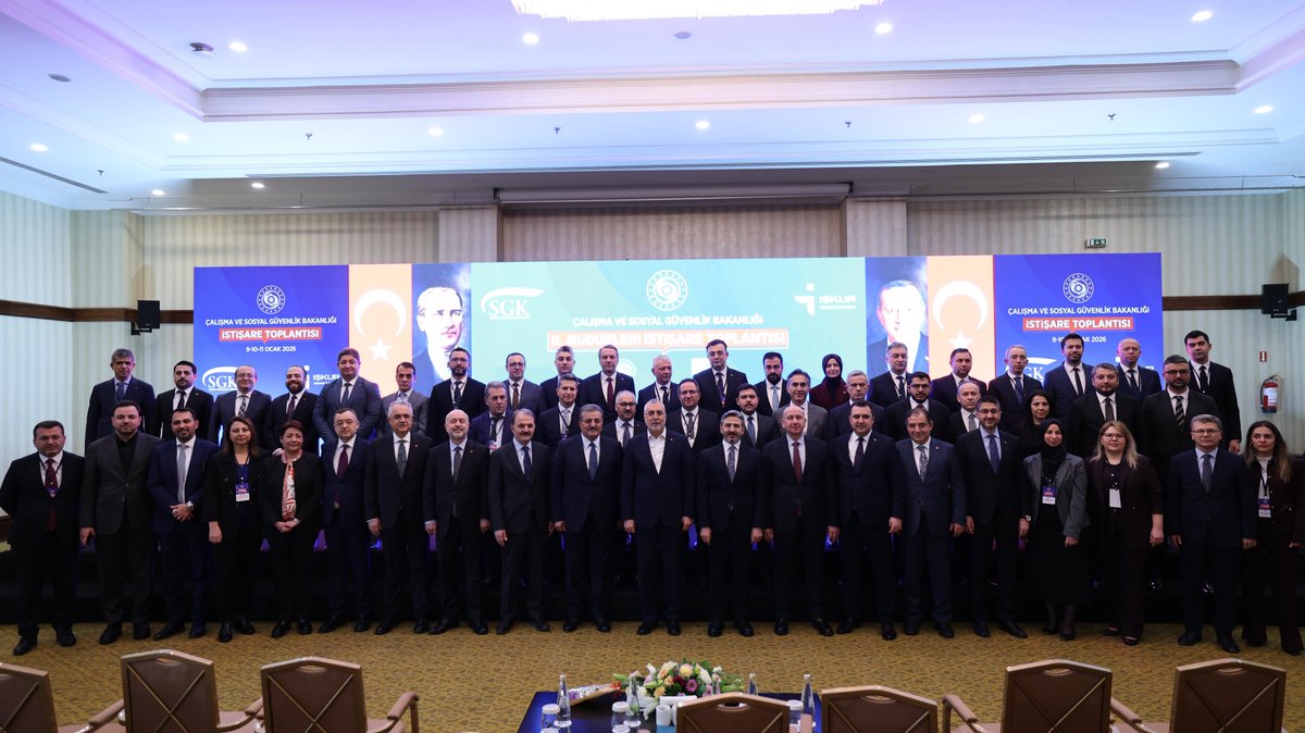 Türkiye Yüzyılı’nın çalışma hayatı ve sosyal güvenlik vizyonunu inşa eden mesai arkadaşlarımızla bir araya geldik.

Merkez Teşkilatı birim amirlerimiz, ülkemizin her köşesinde vatandaşlarımıza uzanan elimiz olan Çalışma ve İş Kurumu İl Müdürlerimiz ile SGK İl Müdürlerimizin