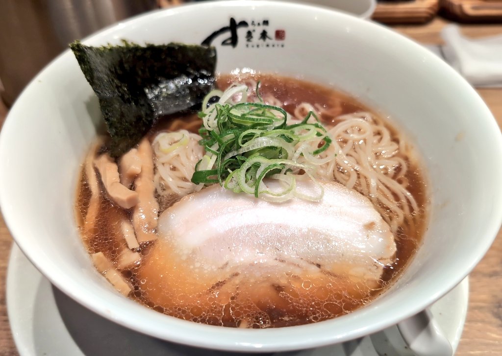 tattsuan0811's tweet photo. らぁ麺すぎ本「醤油らぁ麺」
麺ウメぇ。透明感のある、ちゅるっとした細麺が、スープと相まって美味しかった😋 https://t.co/zZdapExrGw