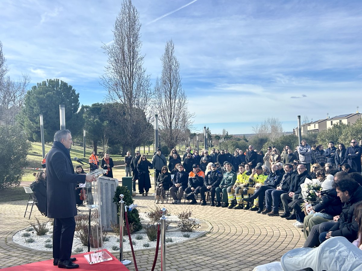 ComunidadMadrid's tweet photo. ⚫️ La Comunidad de Madrid, en el homenaje a uno de los bomberos fallecidos el año pasado en #Alcorcón en acto de servicio.

👉 El consejero @CarlosNovilloPi ha participado en el acto organizado por el Ayuntamiento de #Arroyomolinos.

+Info: https://t.co/UbvpYWc5kl https://t.co/dm9biDD07y