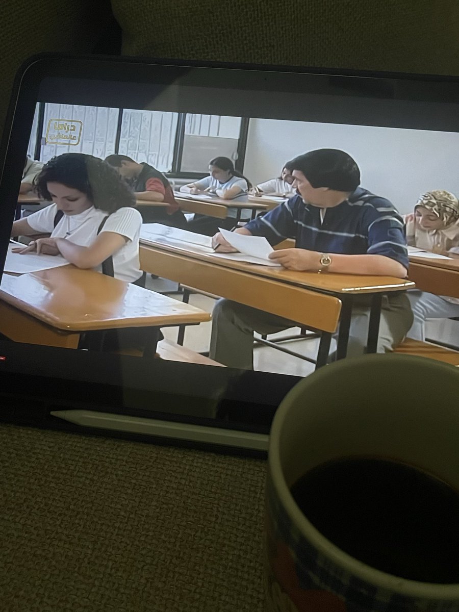 الساعه ٣ 
وانا بالبيت 
واتابع مسلسلي 
واشرب قهوتي 
شيييء عظيم جداً اخ منتظر😢😢😢