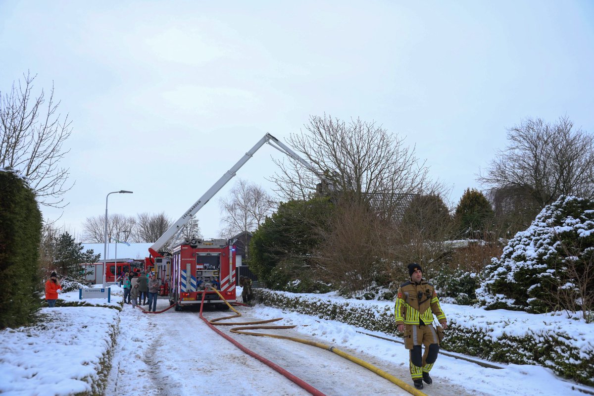 Uitslaande dakbrand bij woning in Sint Annaparochie snel onder controle