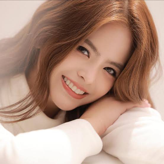 missyetii's tweet image. may reto ako sayo, date to marry 'to

1. Maganda
2. Maalaga
3. Magaling magluto
4. Mabait
5. Papakinggan at susuportahan ka 24/7
6. Mamahalin pamilya mo (kapitbahay ko 'to mabait 'to magalang)
7. Matalino
8. You can grow together
9. Mabait ang pamilya tapos mamahalin ka din