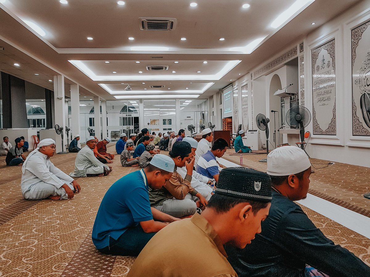 Kurang 40 hari menjelang Ramadan. Sana sini jemaah di masjid dah mula ramai berbanding biasa.

Aura Ramadan semakin terasa.

Semua orang nakkan kebaikan dan harap keampunan Allah. Usaha berubah jadi muslim yang lebih baik.

Semoga dapat betulkan baki hayat hidup kita ni.