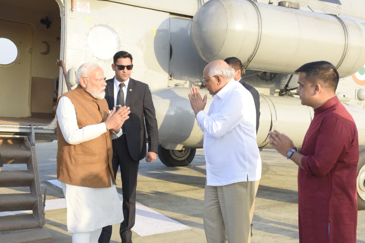 प्रधानमंत्री नरेन्द्र मोदी सोमनाथ पहुंचे। यहां हेलिपैड पर मुख्यमंत्री भूपेंद्र पटेल और उपमुख्यमंत्री हर्ष संघवी ने उनका स्वागत किया। वे 3 दिनों के गुजरात दौरे पर आए हैं। <a href="/PatrikaAmd/">Patrika Ahmedabad</a> <a href="/narendramodi/">Narendra Modi</a> <a href="/CMOGuj/">CMO Gujarat</a> <a href="/sanghaviharsh/">Harsh Sanghavi</a> #Modi #SomnathTemple #gujarat #SomnathSwabhimanParv