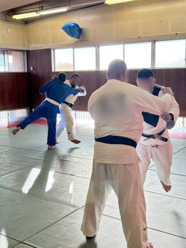 JUDO_346's tweet photo. あけましておめでとうございます！

本日、初稽古でした！
黒帯3名、白帯2名の計5名でした。

今回は白帯メンバーの希望で、
寝技の研究をじっくり行いました。

というわけで、
皆さま、今年もどうぞよろしくお願いします！

■次回稽古■
・1月17日 https://t.co/VXPAVgv0yW
