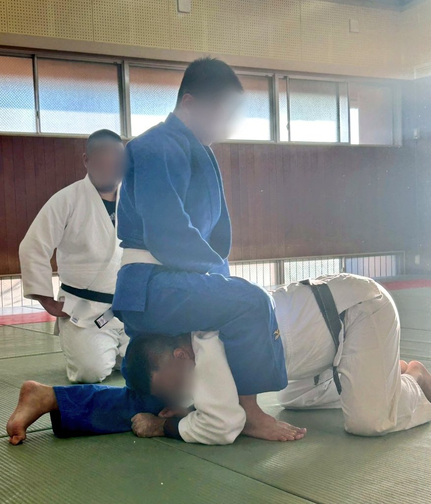 JUDO_346's tweet photo. あけましておめでとうございます！

本日、初稽古でした！
黒帯3名、白帯2名の計5名でした。

今回は白帯メンバーの希望で、
寝技の研究をじっくり行いました。

というわけで、
皆さま、今年もどうぞよろしくお願いします！

■次回稽古■
・1月17日 https://t.co/VXPAVgv0yW