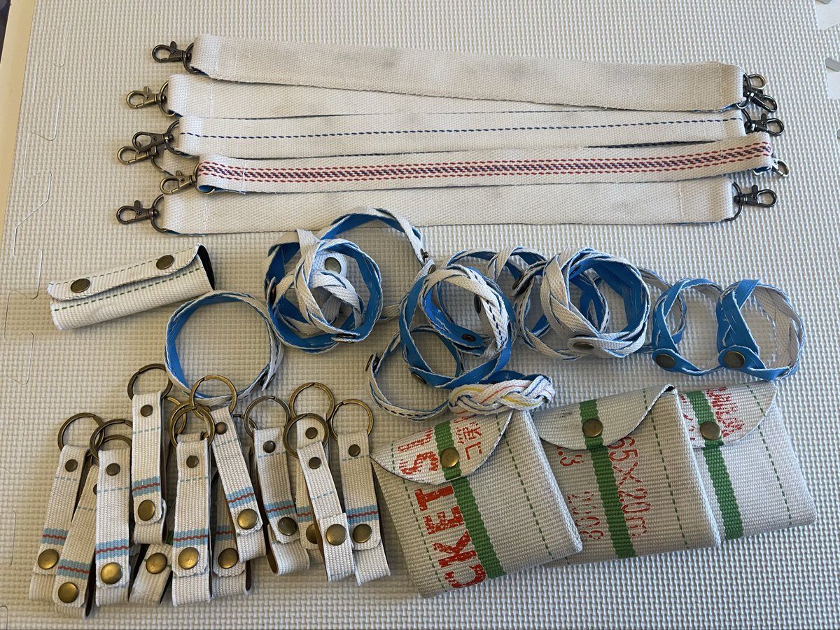 廃棄ホースで色々と作りました✂️🔨🪡 キーホルダー 三つ編みブレスレット コインケース レジ袋用持ち手  レジ袋をショルダーバッグの様に肩にかけられる様にするストラップ