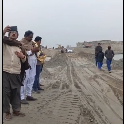 ZahidGishkori's tweet photo. زیرنظر چار تصویریں موجودہ نظام پر ایک طمانچے سے کم نہیں

یہ 36 سال کی دکھ بھری کہانی ہے جب اسوقت کے وزیراعظم نواز شریف نے لیہ،تونسہ پل بنانے کا اعلان کیا تھا، اس پل کا مقصد کئی اضلاع کو آپس میں ملانا تھا
6 سال قبل یعنی 30 سال بعد یہ پل نواز شریف حکومت کے دور میں ہی مکمل ہوئی تھی لیکن چند کلومیڑ رابطہ سڑک نہ بنائی گئی، اس علاقے میں 76 ممبران پارلیمان موجود ہیں، چھ اضلاع کی تین کروڑ کی آبادی کا علاقہ ہے، وزیراعظم، وزرااعلی ن لیگ کے موجود ہیں لیکن کسی نے پوچھا تک نہیں حتی کہ بزدار سرکار، جو اسی علاقے کی تھی، لوگوں کے دکھ تک نہ دیکھ سکی، آج مقامی لوگوں نے اپنی مدد آپ کے تحت کئی مہینوں کی کاوش سے ریت اور مٹی سے رابطہ سڑک بنا دی ہے، یہ پل مبینہ طور پرایک کرپشن یا انتظامی نااہلی کی ایک داستاں بھی ہو شاید، اس پر لکھنے کو بہت کچھ ہے،مقامی عوامی نمائندگان اور نظام کی ناکامی نے ریاست کا غریب عوام سے تعلق تقریبا تعلق ختم کردیا ہے، لیکن آپ اپنی رائے ضرور دیں اور حکمرانوں تک اپنے لیہ، تونسہ پل پر یہاں تاثرات ضرور پہنچائیں