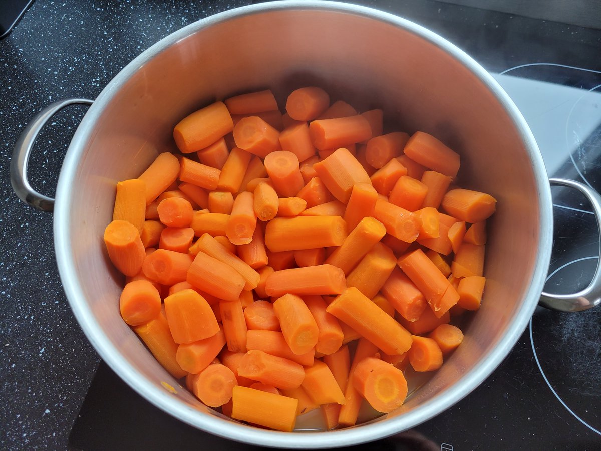 Alle 2 Wochen stellen lieben Freunde uns 4 Kilo geschälte und geschnittene Karotten vor die Tür.

Seit Jahren. Ohne jedes Aufheben.

Meist kommt per WhatsApp die Frage:
"Braucht ihr Karotten?"

Und etwas später die Meldung:
"Karotten für Mila warten vor der Tür".
1/