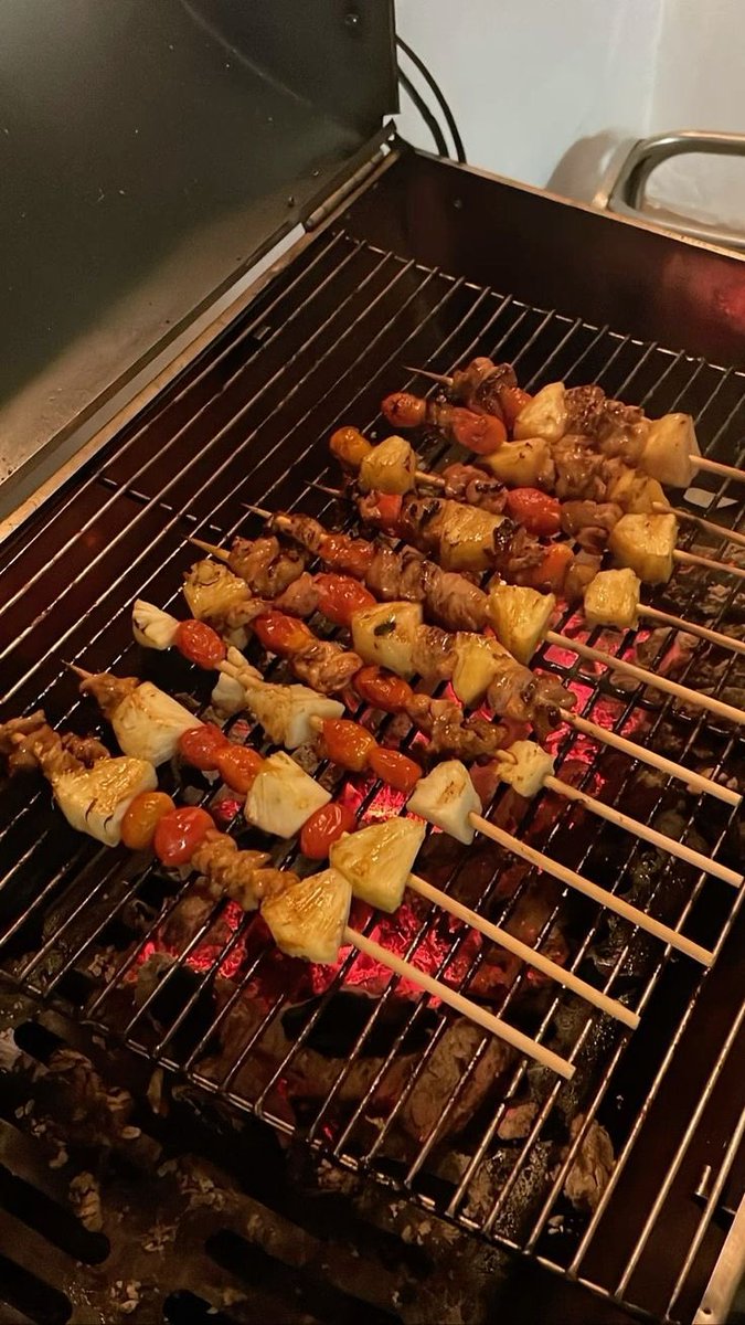 bawangmeera's tweet image. ⠀ 
📍 𝗔𝗱𝗵𝗶𝗻𝗮𝘁𝗮 𝗙𝗮𝗺𝗶𝗹𝘆’𝘀 𝗠𝗮𝗶𝗻 𝗛𝗼𝘂𝘀𝗲

Sibuk banget ya orang orang, ada yg sibuk makan, ada yg sibuk ngobrol dan ada yg sibuk pacaran (aku) haha 🍢🍻
 ⠀