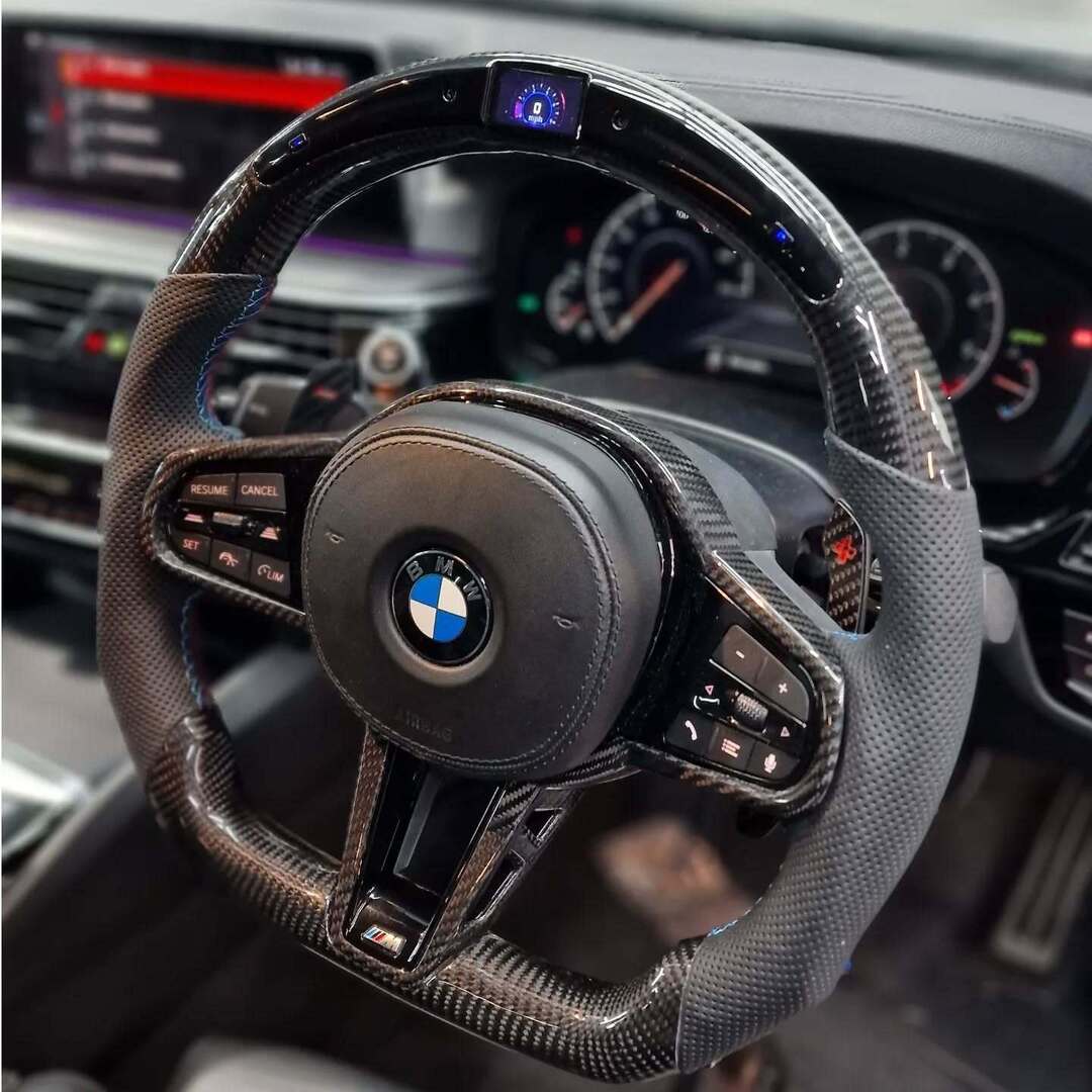 Waleed's G30 in today for a new LCI Flat Bottom Carbon Wheel &amp; Styling pieces... Black Exhaust Tips - High Line Roof Spoiler- Dynamic Indicators - Lookin' FRESH! 

🫆 Custom-Built Steering Wheels to your Specifications 
Huge Range of Carbon Fibre, Leathe… instagr.am/p/DTVJZUjDAEe/
