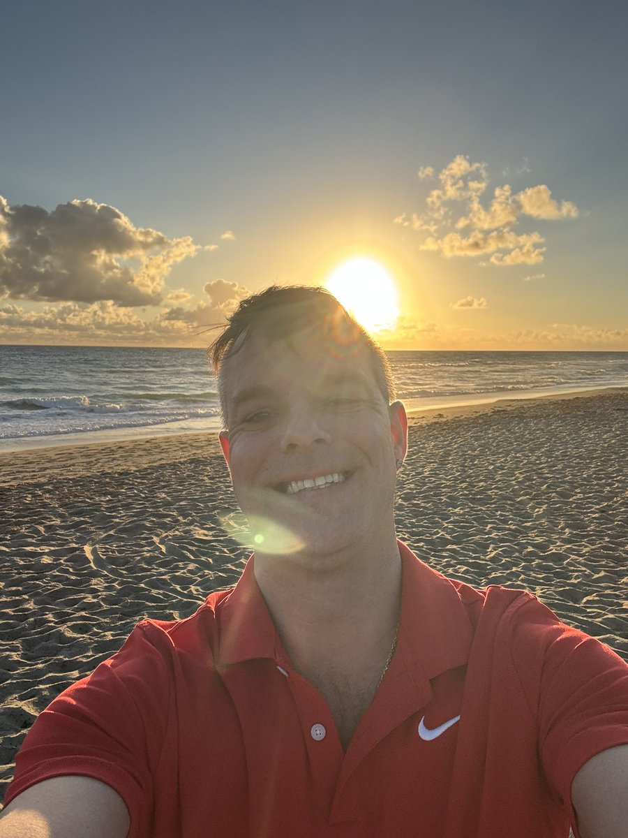 PRealtor81's tweet photo. Gorgeous sunrise today ❤️ Let’s find you a perfect place along the coast of Florida 💯 Your Favorite Realtor Mark Wootton 561-268-7827 https://t.co/nwGiWyv7vo