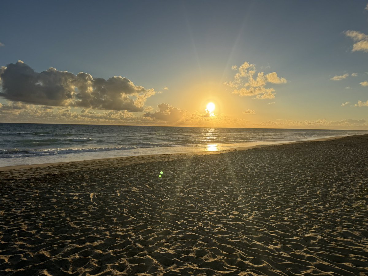 PRealtor81's tweet photo. Gorgeous sunrise today ❤️ Let’s find you a perfect place along the coast of Florida 💯 Your Favorite Realtor Mark Wootton 561-268-7827 https://t.co/nwGiWyv7vo
