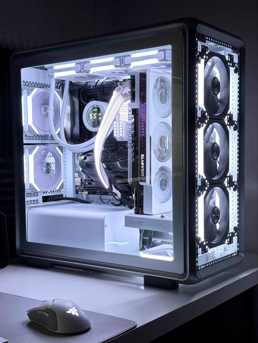 sakript_'s tweet photo. 2026←2025←2023
#pcbuild #custompc #gamingpc #pc #explorer 

 https://t.co/X9BU54yDd2 https://t.co/wWghmRMtwE