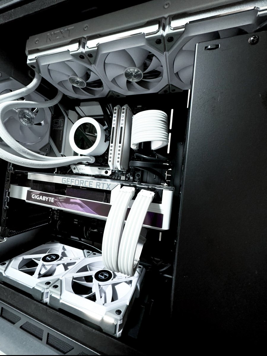 sakript_'s tweet photo. 2026←2025←2023
#pcbuild #custompc #gamingpc #pc #explorer 

 https://t.co/X9BU54yDd2 https://t.co/wWghmRMtwE