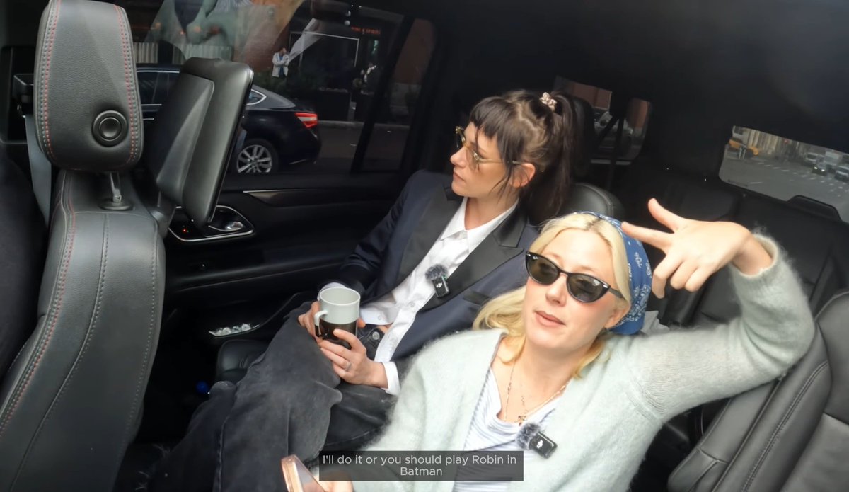 doepicshiit's tweet photo. a suzie dizendo que a kristen devia interpretar robin em batman e a kristen respondendo que ela devia interpretar o ROB em batman chegaaaaaa https://t.co/uLNyh6aiCl