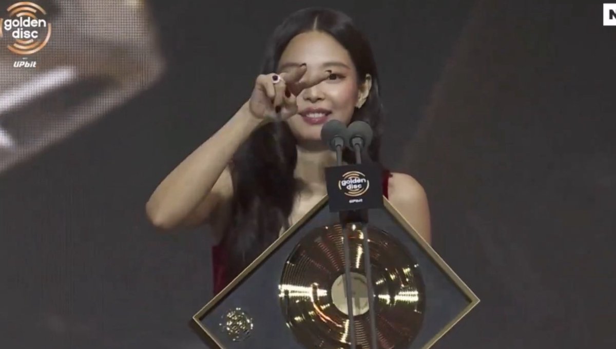 yk2aii's tweet image. Jennie: are our members watching?
Jisoo:  Jendeuk Chukachu Blackpink also received an award, thank you Blink 🩷