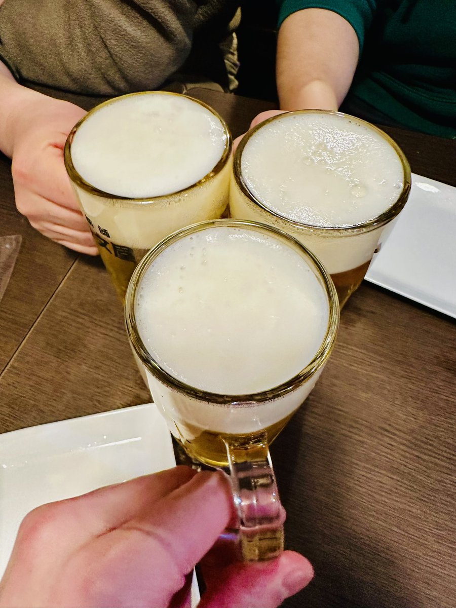 こんばんは♪
今年もよろしくお願いします🙇

今日はサロンコンサートに向けたアンサンブル練習をやりました！✨

写真は、団員からのお土産と恒例の写真です🤳
（練習中の写真、撮り忘れちゃった…）