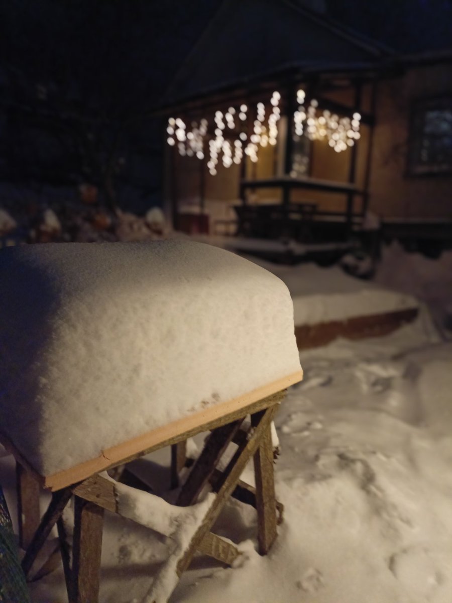 quick_spinch's tweet image. Мой контрольный сугроб к ночи не изменил размеров. 30 см свежевыпавшего снега, как и было вечером.