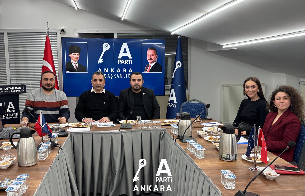 Anahtar Parti Ankara İl Ar-Ge ve Parti İçi Eğitim Okulundan Sorumlu İl Başkan Yardımcımız Sayın Mutlu Menderes Kalın’ın ev sahipliğinde, teşkilat çalışmalarının ele alındığı ve önümüzdeki döneme ilişkin planlamaların değerlendirildiği toplantı gerçekleştirilmiştir. Toplantı,