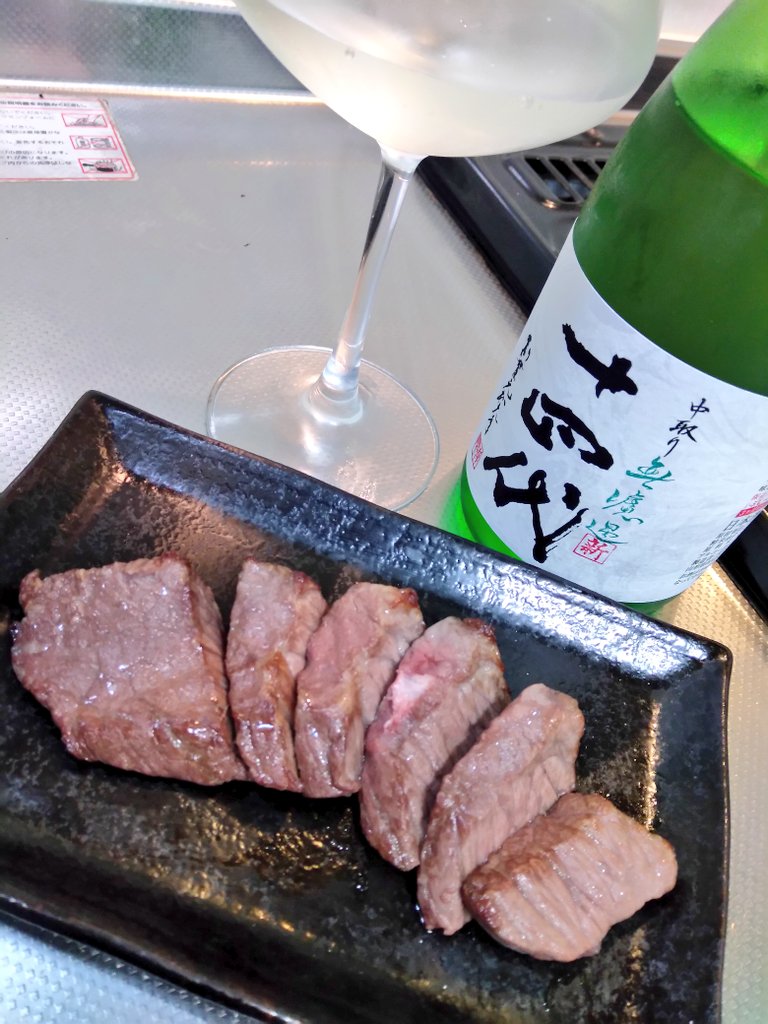 十四代 角新 無濾過 生酒

香りはスッと爽やかなフローラルさ。口に含むと柔らかな口当たりから繊細な酸味にフレッシュな甘旨味。余韻はスッとした苦酸味で心地良くキレていきます。

クリアに軽快さを感じさせつつ甘旨酸味のバランス感とキレ具合はさすがですね✨
アテは黒毛和牛のモモ肉と頂きます😋